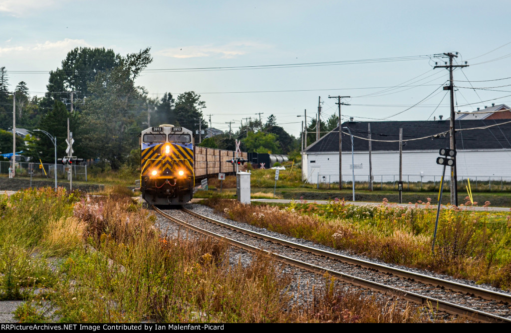 CN 3913 leads 402 at MP124.55